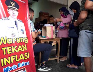 Warga Kota Malang Antusias Beli Beras Murah di Warung Tekan Inflasi