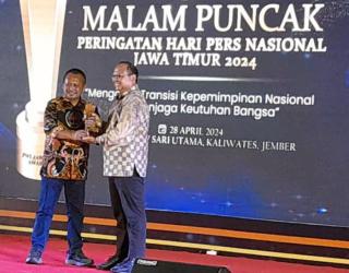 Anugerah PWI Jatim Award: Penghargaan Prestasi bagi Sejumlah Tokoh Jawa Timur.