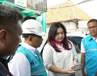 Pastikan Beroperasi Optimal, GM PLN Tinjau SPKLU di Jawa Timur