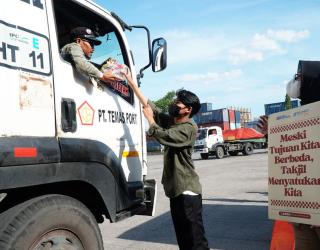 Pelindo Terminal Petikemas Bagikan 16.000 Paket Sembako Gratis
