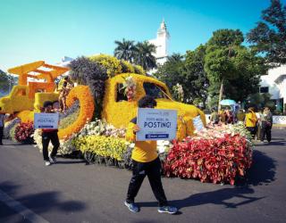 Pelindo ‘Angkut’ Jembatan Kuno Petekan pada Parade Surabaya Vaganza 2024
