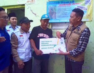 Penjabat Wali Kota Malang Salurkan Bantuan Bedah Rumah Mantan Petinju Dobrak Arter