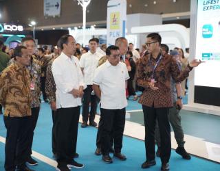 Dikunjungi Presiden Jokowi, Dirut PLN Paparkan Kesiapan Ekosistem Kendaraan Listrik di PEVS 2024