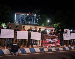 Tolak RUU Penyiaran, Puluhan Jurnalis Bondowoso Lakukan Do'a  Bersama Hingga Bakar Lilin