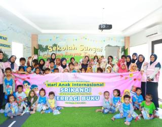 Peringati Hari Anak Internasional, Srikandi PLN Jatim Bagikan Buku dan Alat Tulis kepada Siswa SD