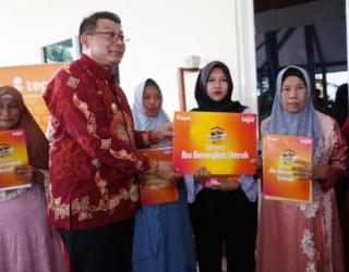 Senyum Ibu Berangkat Umrah Hadiah BTPN Syariah