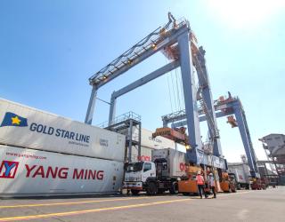 Terminal Teluk Lamong Investasi 2 Unit RTGC Perkuat Operasional