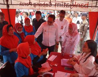 Jatim Salurkan BLT DBHCHT Bagi 1.000 Buruh Pabrik Rokok