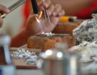 Pengrajin Kulit dan Perak Sidoarjo Sambat Gempuran Produk Impor China