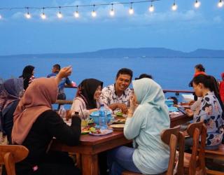 Rambah Budi Daya Ikan dan Lobster, PLN Fasilitasi Rumah Apung bagi Warga Kampung Mandar
