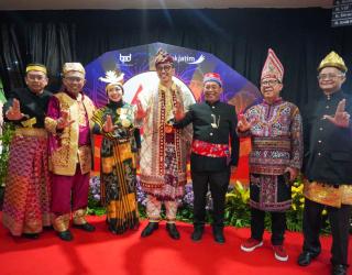 Dukung Nusantara Baru Indonesia Maju, Bank Jatim Kompak Berbusana Adat