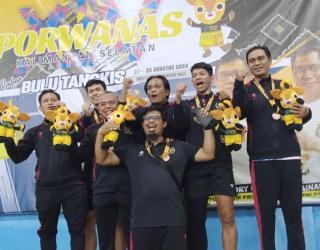 Kado Manis Tim Bulutangkis PWI Jatim Raih Medali Emas di Porwanas XIV