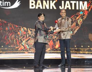 Bank Jatim Sabet Dua Penghargaan Sekaligus dalam CNN Awards 2024