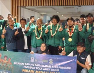 Tiba di Surabaya, Kontingen Tim Sepakbola Jatim Langsung di Sambut Meriah