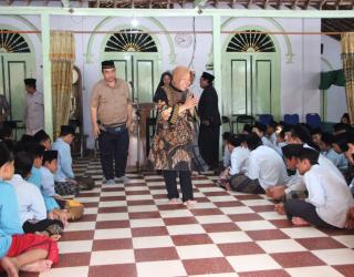 Risma Janjikan Peningkatan Kesejahteraan Guru dan Santri