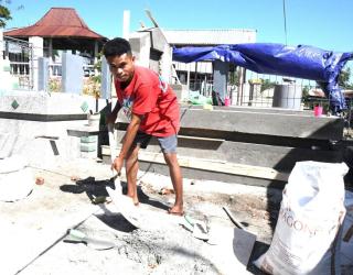 Demi Kuliah, Rezky Rendi Funan Rela Jadi Buruh Tukang  Kuburan
