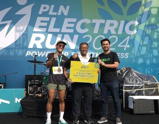 5 Pengemudi Ojol Prasejahtera Peroleh Motor Listrik di PLN Electric Run 2024