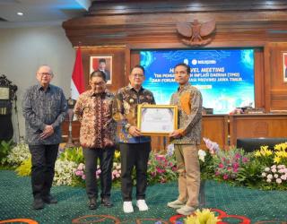Dukung Peningkatan Ekonomi Melalui Electrifying Agriculture, PLN Raih Penghargaan Pemprov Jawa Timur