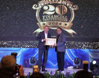 Kinerja Moncer, Bank Jatim Boyong Dua Penghargaan The Finance