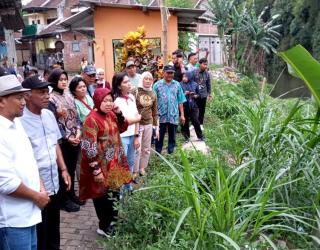 Risma Blusukan ke Kota Malang, Tawarkan Solusi Banjir di Sungai Bandulan