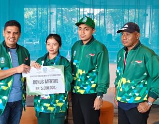 Kadispora Jatim Resmi Serahkan Bonus Pada Atlet Jatim Peparnas 2024