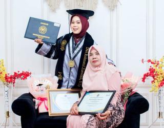 Berkat Semangat Tinggi, Dwi Rohmatul Zuroidah Raih Lulusan Terbaik Universitas Muhammadiyah Sidoarjo