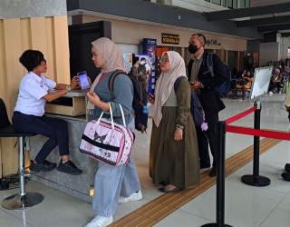 Gelombang Penumpang Kereta Api Padati 3 Stasiun Utama Jatim
