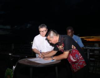Bupati Kaimana Freddy Thie Teken Kesepakatan Pengembangan Ekonomi Biru dan Ekowisata Teluk Triton