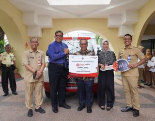 Bank Jatim Salurkan CSR Ambulance Kepada RSUD Haji Jatim