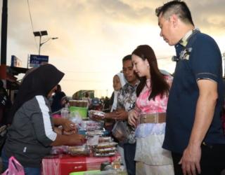 Peringati Hari Paskah Bupati Kaimana Belanja Makanan Takjil Untuk Umat Muslim. Ini Toleransi
