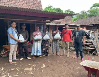 Sambut HPN 2025 PWI Bondowoso Salurkan Bantuan Korban Banjir Bandang Maesan