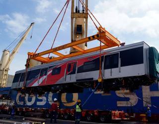 SPMT Bongkar Komuter Perdana di Tanjung Priok