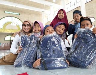 SIG Beri Bantuan Sembako & THR Bagi 430 Warga di Gresik