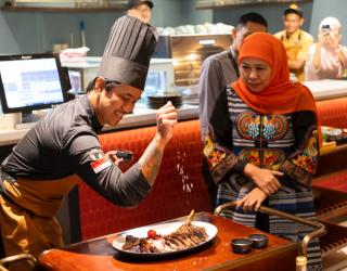 Me’nate Steak & Seafood Melengkapi Destinasi Kuliner Surabaya. Begini Kata Gubernur Khofifah