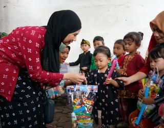 Srikandi PLN Jawa Timur Peringati Hari Kartini dengan Aksi Sosial di Bidang Kesehatan dan Pendidikan