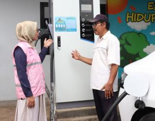 Tak Mudik, Srikandi PLN Ini Pilih Bertugas Demi Terangnya Lebaran