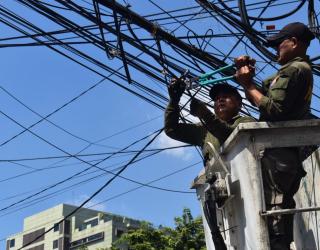 Satpol PP Surabaya Tertibkan Kabel Tak Berizin