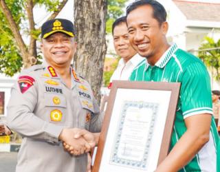 Kapolresta Surabaya Beri Penghargaan Atlet dan Pelatih Voli Berprestasi di PORPROV Jatim IX 2025