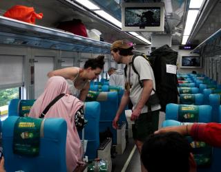 Jejak Wisatawan Asing di Rel Kereta Jawa Timur