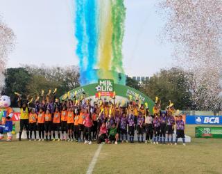 SDN Kalirungkut 1 Raih Dua Gelar Juara di MilkLife Soccer Challenge Surabaya 2025