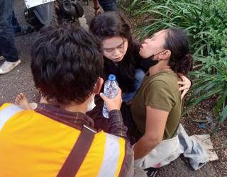 Unjuk Rasa Gedung Grahadi,  Seorang Ibu Paruh Baya  Jadi Korban Gas Air Mata