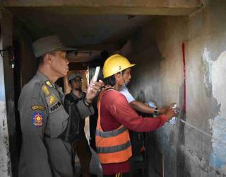 Awali Normalisasi, Pemkot Surabaya Tandai  Bangunan di Bantaran Sungai