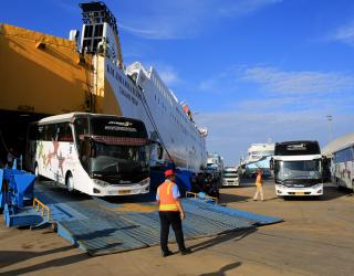 Arus Penumpang Mengalir Deras di Tanjung Perak
