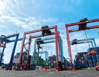 Lonjakan Arus Peti Kemas di TPK Berlian: Momentum Jelang Natal dan Tahun Baru