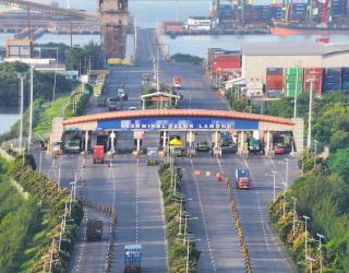Arus Peti Kemas di Terminal Teluk Lamong Catat Rekor Tertinggi Sepanjang 2025