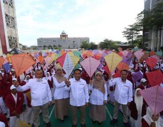 Dari Layang-Layang Harapan hingga Mahasiswa Asing, MOX 2025 UMSurabaya Penuh Simbol