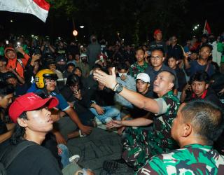 Di Balik Upaya Pangdam V/Brawijaya Redam Kerusuhan di Grahadi
