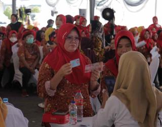 Pemkot Surabaya Salurkan BLT DBHCHT untuk Buruh Rokok dan Warga Rentan