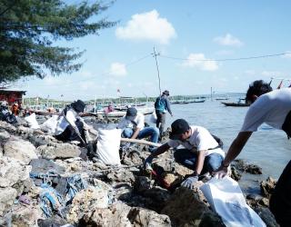 PLN Aksi Bersih Pantai Tambak Wedi Surabaya di Hari Kesaktian Pancasila