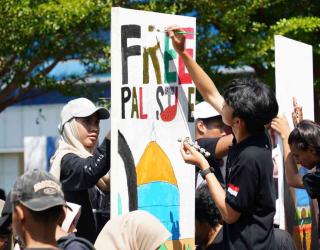 Mahasiswa Baru UMSurabaya Gaungkan Pesan Perdamaian Lewat The Wall of Peace